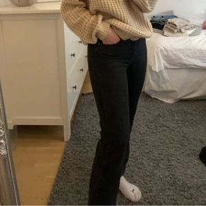 svarta jeans  - Svarta jeans från gina tricot, säljer då dom är för små, har använt den en del men i bra skick ändå. Köparen står för frakten! 