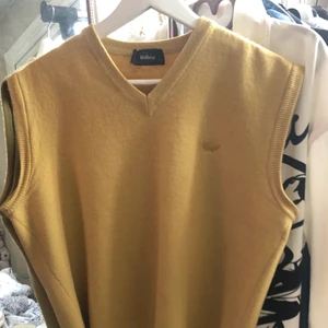 Väst - Fin gul väst i stl L men sitter jättefint på mig som har stl S, sitter en liten räv på vänstra bröstet. Går att mötas upp i göteborg:>