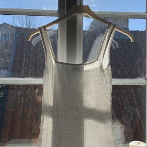 Klänning - Säljer denna vita klänning. Perfekt för sommarn använde en gång 