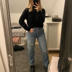 blåa jeans  - Blåa Jeans med hål i som jag köpt från Zara, använt dom få gånger och dom är i bra skick. Köparen står för frakten! 