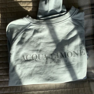 Acqua Limone sweatshirt - Säljer min fina, ljusblå Acqua Limone tröja💙 Fick den för ca 2 år sedan men använde nästan aldrig då jag inte tyckte den passade mig💙 Pris kan diskuteras