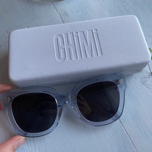Chimi-glasögon - Säljer ett par chimiglasögon, modell #008 i färgen LITCHI. Aldrig använda, säljer pga de inte passar mig. Box och oanvänd duk kommer med! 😊 Buda i kommentarerna 
