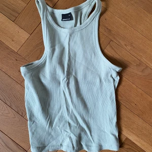 Linne från ginatricot - Populärt linne från Ginatricot i en ljusblå färg. Storlek Xs.😋 Frakt tillkommer. 