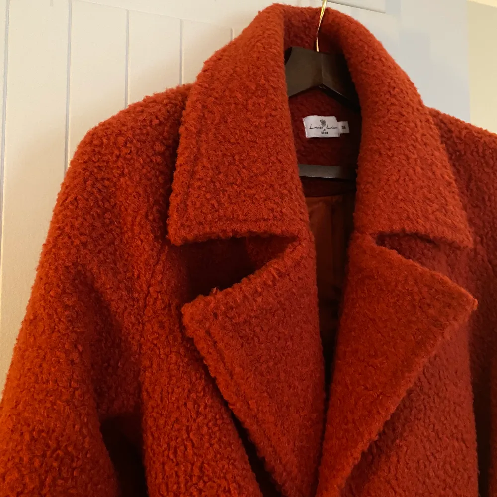 En lång kappa som är använd ett fåtal gånger i röd Teddy, mycket fin färg! Tror inte den går att köpa längre då det var en collab.✨. Jackor.