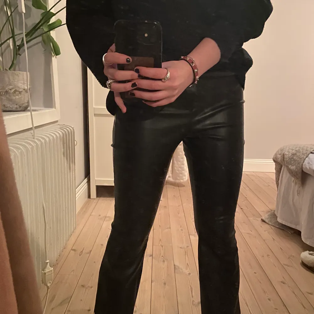 Super snygga svarta korta utsvängda läder byxor från zara! Säljer pågrund av att dom är för små men annars väldigt bra skick. Strl S, jag är cirka 165 cm. 💕. Jeans & Byxor.