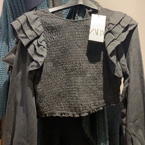 Blus zara - Säljer denna supersöta slutsålda blus från zara! Helt oanvänd med lappen kvar💞 Frakt tillkommer, skriv för mer info✨