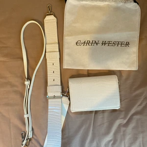 Carin wester väska  - Väska med 3 fack, krokodil mönster, två st axel band även en liten påse med där väskan kan förvaras. Köpte den i somras. Har använts några få gånger men använder inte väskor speciellt mycket. Den är ren och har inga fläckar eller andra skador på sig. 