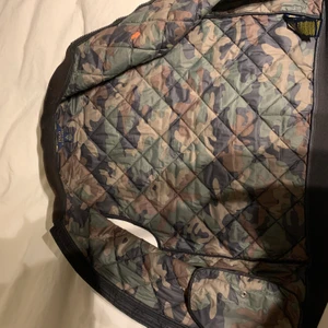 Ralph Lauren Väst  - Ralph Lauren väst köpt på KidsBrandStore. Västen är i väldigt fint skick. Nypris 1899kr