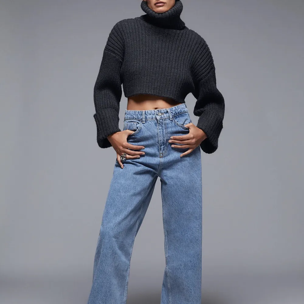 Säljer dessa super fina jeansen som är helt slutsålda från Zara, i storlek 36. De är i mörkblå färg, och har aldrig haft de. Lappen är kvar! . Jeans & Byxor.