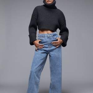 Säljer dessa super fina jeansen som är helt slutsålda från Zara, i storlek 36. De är i mörkblå färg, och har aldrig haft de. Lappen är kvar! 