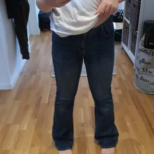 Jeans  - Storlek 38 (de är lite långa för mig och jag är 1,55)  säljer på grund av att jag trodde det var en annan passform               köparen står för frakten 