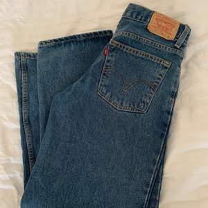 Levis jeans i modellen 550, dvs lite vidare jeans med rätt låg midja!