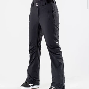 Dope skidbyxor - Endast använd på en skidresa, skick 10/10. Smickrande på kroppen och håller en varm i backen! Köpta för 1500, säljer för 900 inklusive frakt.