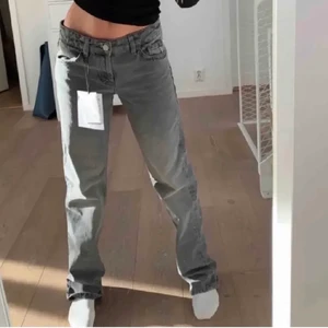 Zara lowwaist jeans!! - Intressekoll på mina superfina trendiga lowwaist zara jeans! Säljer om jag får ett bra pris så buda i kommentarerna!!🤠🤠.                                                       Högsta bud: 500kr!!🤠