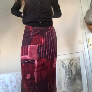 Maxikjol💋 - Röd/svart maxikjol i coolt mönster och toppenskick! Säljer då den är aningen kort på mig som är 175 💋