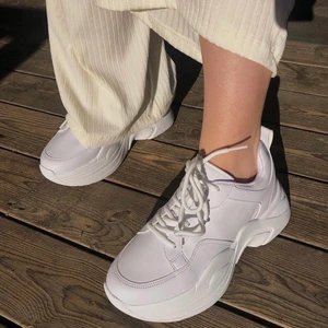 Chunky sneakers  - Supersnygga Chunky sneakers från Nelly i bra skick! Dom är använda men det märks knappt, dock lossnade lilla flärpen bak på skorna, men det stör inte  utseendet så Mkt 💕🌹👏🏻✨bud från 170kr i kommentarerna 