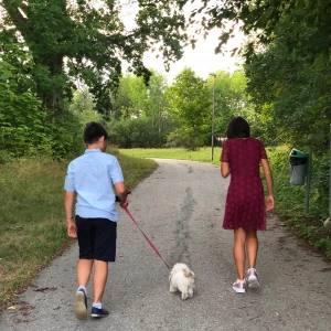 lila klänning, spets - Säljer en mörk lila klänning, åt högrr! Säljer för 100kr inkl frakt! Jättefin klänning men som tyvär inte kommer till användning! Använd ett fåtal gånger💕💕💕Den har spets och blom mönster, se andra och tredje bild!