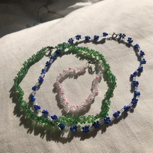 Ny design på smycke - En ny design finns att välja, föreställande små blommor! Denna design kräver mer pärlor vilket blir dyrare. Om man vill ha sådan design på sitt smycke kostar det +20kr.