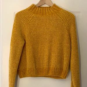 Stickad tröja  - Super fin stickad honungs färgad tröja, säljs för att den tyvärr inte kommer till användning.🍯
