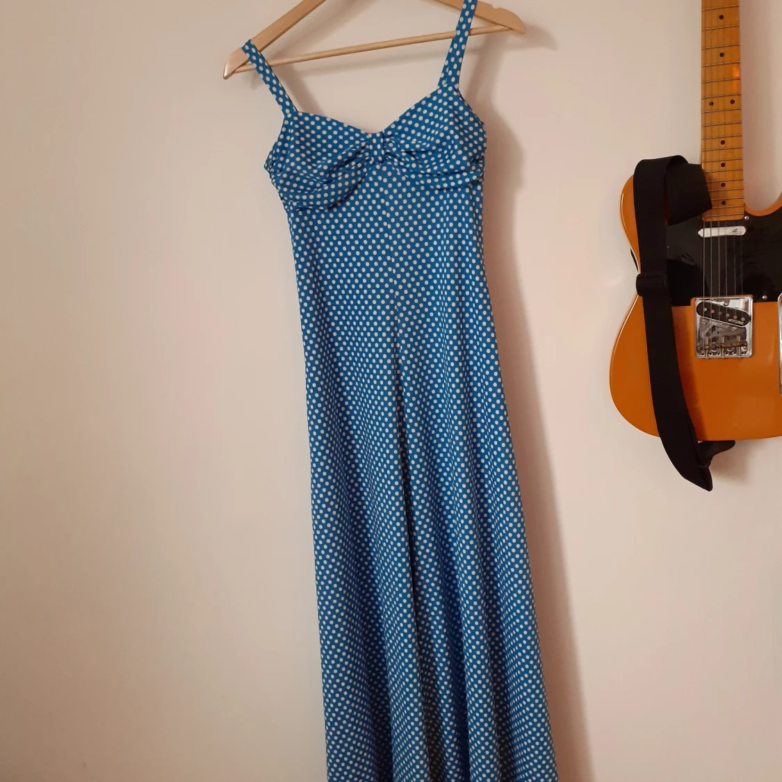 Prickig vintageklänning med vid kjol - 90