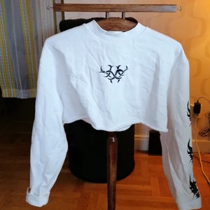 Cool kort tröja från collusion - Jättesnygg boxig, väldigt kort långärmad tröja från Asos (collusion). Svarta detaljer på ärmar, fram och baksida. Använd enstaka ggr.