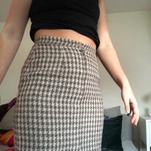 Kjol - En rutig kjol i storlek 38, säljer pga att jag tycker den är för tajt. Slutar kring mitten på låren för mig som är 174. Frakt tillkommer annars kan jag även mötas mellan alvik och tc på gröna linjen🥰