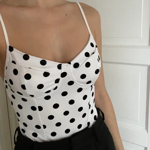 Body med prickar - Body från Zara. Använd en gång, i princip helt ny. Storlek xs/s