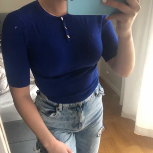 Stickad tröja - Fin tröja från Zara med guld detaljer💙 kan frakta eller möta upp💖