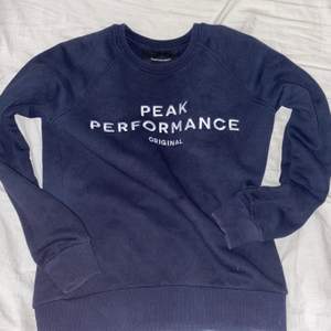 En blå jättefin sweatshirt från peak performance, den är äkta och är i nyskick, säljer pga att den tyvärr är för liten 