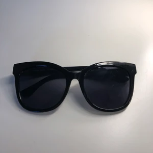 Solglasögon svarta, UV 400 - Lite repor i glaset, UV 400. Skriv för mer frågor, om leverans väljs står kund för frakt kostnader.