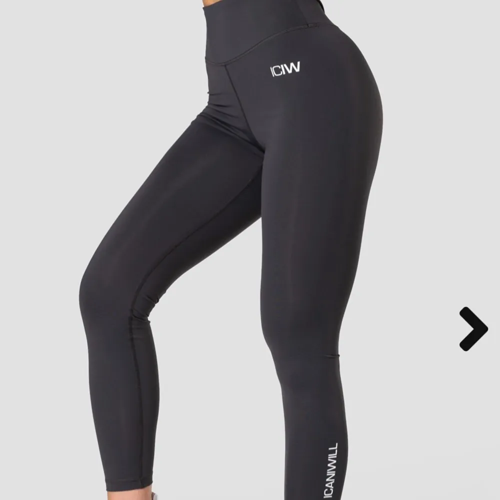 Säljer nu mina träningstights från icaniwill i modellen scrunch tights anthracite då de tyvärr är för små. Nypris 699kr, använda endast en gång så i bra skick.. Jeans & Byxor.