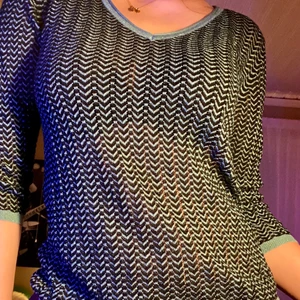 Stickad tröja - Super fin tunn stickad tröja. Tröjan är lite glittrig men det framgår inte så bra på kamera. Nyskick och aldrig använd!💙