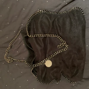 Stor Stella McCartney Väska - Stor och lång stellaväska som rymmer massa. Köpt för massa år sedan, mammas gamla! Köparen står för frakt.