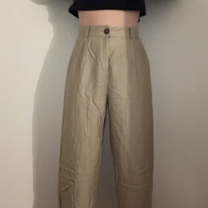 Beiga kostymbyxor - Ett par beiga kostymbyxor från Lindex. Storlek 38-40. 100 kr + ev frakt