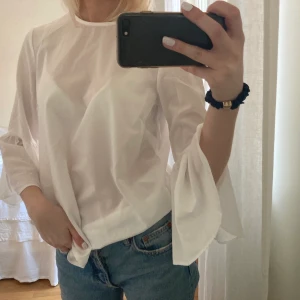 Fin blus!  - Så fin blus med volanger vid ärmarna. Passar perfekt till finare tillfällen eller vardag!