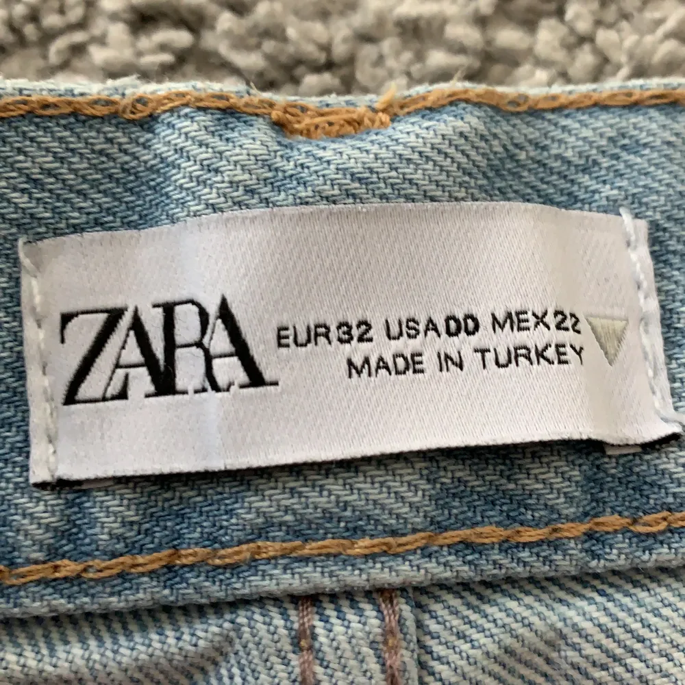 !!INTRESSEKOLL!! !!SÄLJER VID BRA BUD!! Sjuuukt fina och trendiga jeans från Zara! De är i nyskick och säljes då de tyvärr är för små... om många är intresserade blir det budgivning! De passar i längden för mig som är ca 175, men går att klippa!💞 Kan alternativt tänka mig att byta mot likadana i storlek 34/36🤩. Jeans & Byxor.