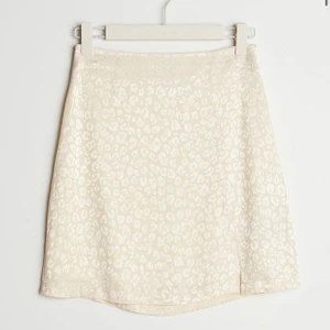 Leopard kjol - Intressekoll på denna superfina leopard mönstrade kjolen från ginatricot! Storlek 38 men passar även 34/36. Precis köpt den men passar ej mig men men säljer om jag får bra bud!