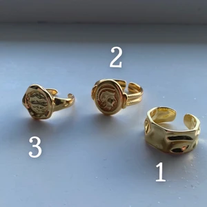 Guldiga ringar 925  - Så fina guldiga ringar i material 925, de rostar inte och kan komma i kontakt med vatten etc.💛 justerbara så passar de flesta✨ 110kr/st där frakten ingår📦 begränsat antal, FÖRST TILL KVARN!! EDIT: 1 är slutsåld❣️