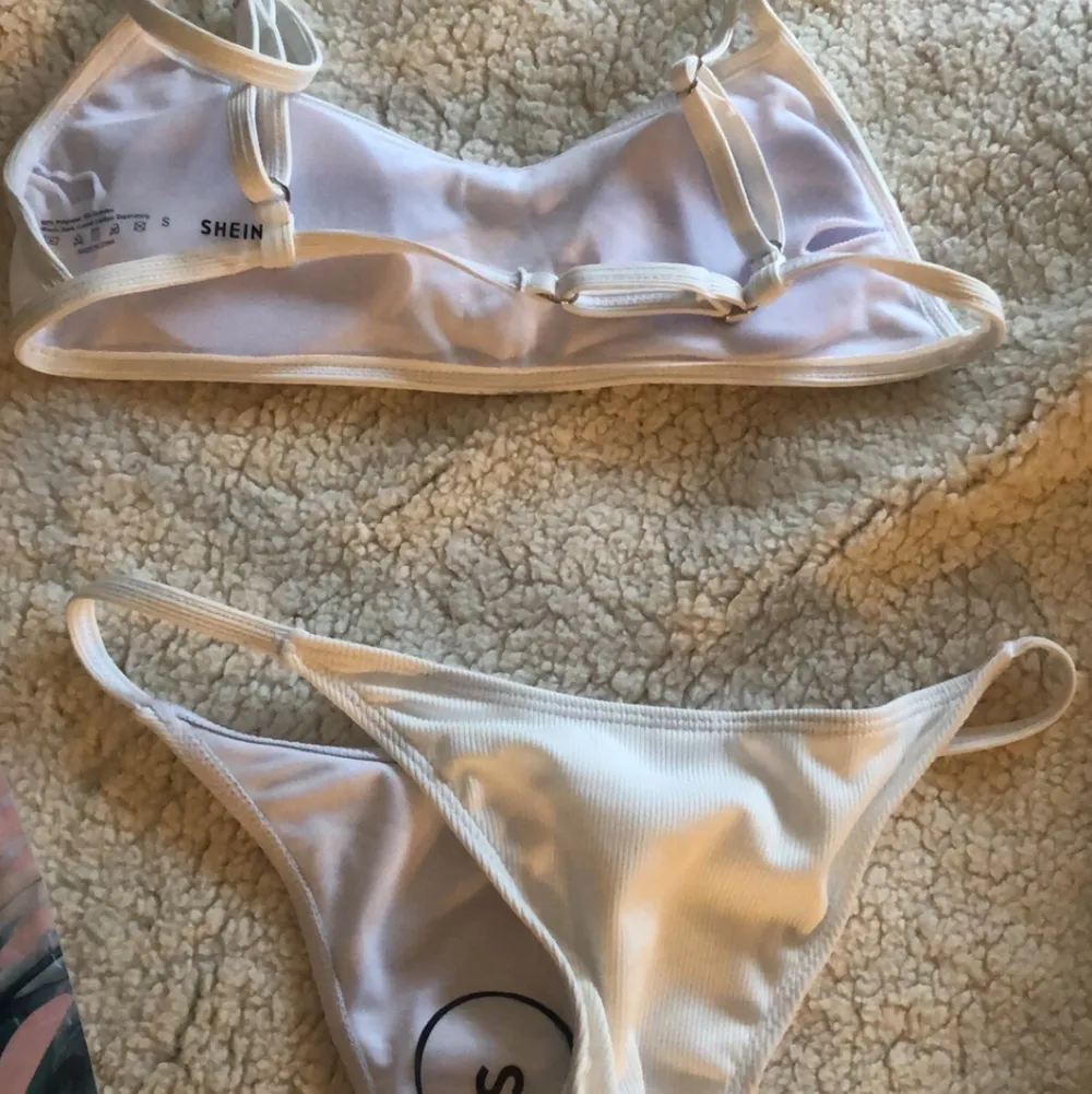 Fin vit bikini ifrån SHEIN. Helt oanvänd endast testat med underkläder under! (Plagierad) säljer för att den är för liten och fel färg🧚🏼. Övrigt.