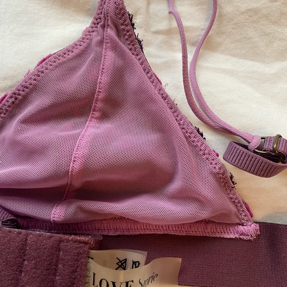 Supersöta bralettes tyvärr för små för mig. Den lila/rosa från love stories, den andra koboltblå från primark båda i storlek Small                   . Övrigt.