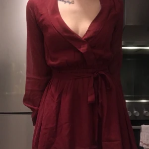 Vinröd klänning  - Köpt från Nelly. Aldrig använd.
