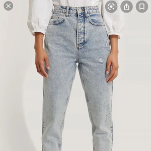 Jldrae x NAKD högmidje mom jeans strl 36 - Oanvända jeans från Nakd, strl 36. Tags sitter kvar.
