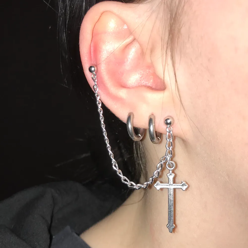 Snygga handgjorda örhängen som passar alla alt stilar⛓ går mellan två piercingar så två hål i örat behövs för att kunna använda 💖 GRATIS FRAKT 💖 följ oss på instagram: @dotto_kr. Accessoarer.