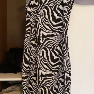 Zebra klänning midi  - Storlek 38. Oanvänd helt ny!