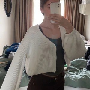 Vit cardigan - Vit croppad cardigan från nakd, köparen står för frakten 
