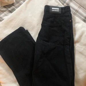 Svarta raka jeans - Ett par superfina raka jeans ifrån drdenim som tyvärr är för små för mig nu❣️ Storlek 27/30! Frakt tillkommer.