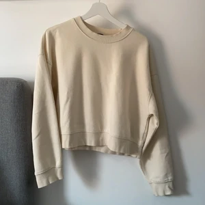 Sweatshirt  - Säljer denna väldigt sköna sweatshirt i en krämvit färg. Storlek M men passar även xs beroende på önskad passform❤️