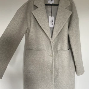 NA-KD kappa - Inte kommit till andvändning bara legat i garderoben. Kappan är i mycket bra skick. Strl 36 säljer för 500kr ink frakt. Priset kan diskuteras!😊💕