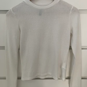 Vit topp! 😍 - en skitsnygg topp från HM som är för liten för mig. har använt ca 2-3 gånger. skriv för bättre bilder! 💕💖