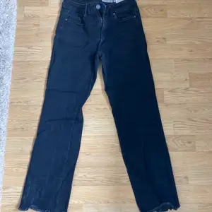 Svarta raka jeans från vero Moda, använt max 2 gånger. Säljer dom för att jag aldrig använder dom längre 